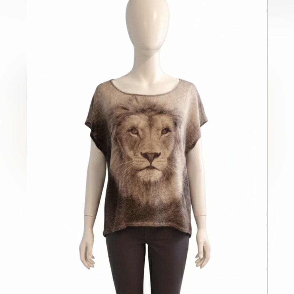 2b Bebe Vintage Lion Face  High Low Short sleeve Top Large